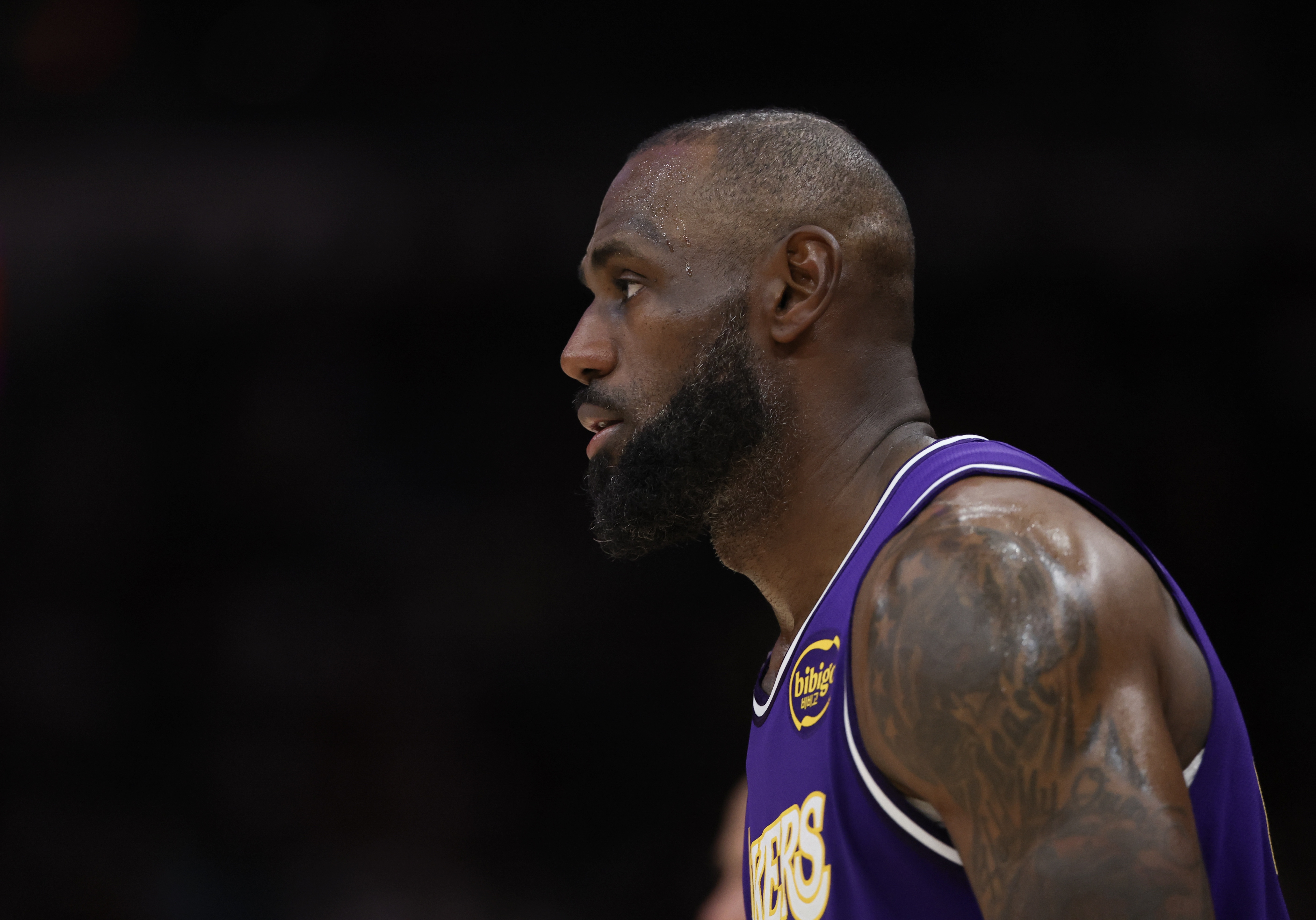 开云体育下载-15季后赛欧文&amp;乐福受伤&amp;21浓眉受伤！詹媒：为何是詹姆斯来承受？