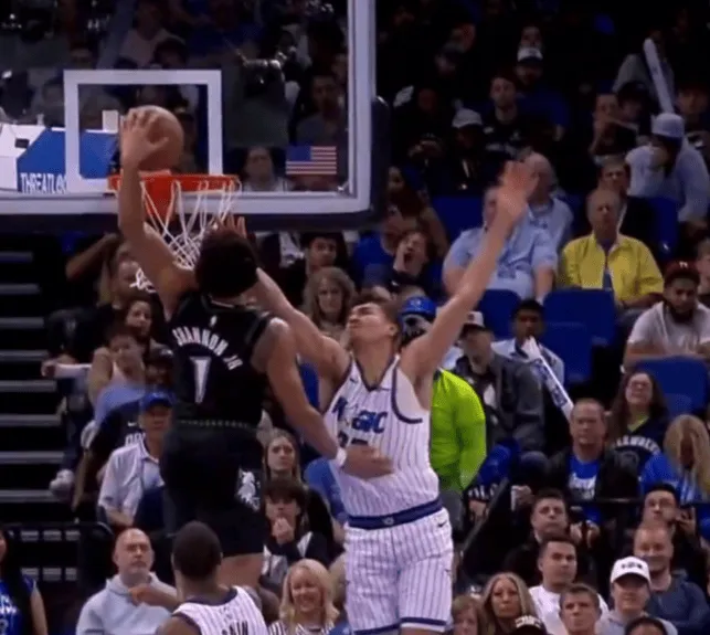 kaiyun-香农径直杀入禁区，直接起飞上演炸裂隔人劈扣